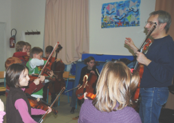 Animation des Lundi 9, 16, 23, 30 Novembre et 7 Décembre 2009 de 17 H à 18 H à Ecole Primaire des Tilleuls d' Angliers.
Dans le prolongement de notre résidence à Angliers, répétition d' un groupe d'une quinzaine d'enfants d' Angliers dans les locaux de l' Ecole des Tilleuls, sous la direction de notre professeur Nicolas Verdon. Principalement Issus de l' Ecole Primaire des Tilleuls, ces jeunes débutants (violon, alto, violoncelle et contrebasse) se joindront à l' Orchestre de l' Ecole de Cordes du Loudunais à l'occasion de notre concert du 13 Décembre 2009 au Pavillon du Québec à Angliers.Animation des Lundi 9, 16, 23, 30 Novembre et 7 Décembre 2009 de 17 H à 18 H à Ecole Primaire des Tilleuls d' Angliers.
Dans le prolongement de notre résidence à Angliers, répétition d' un groupe d'une quinzaine d'enfants d' Angliers dans les locaux de l' Ecole des Tilleuls, sous la direction de notre professeur Nicolas Verdon. Principalement Issus de l' Ecole Primaire des Tilleuls, ces jeunes débutants (violon, alto, violoncelle et contrebasse) se joindront à l' Orchestre de l' Ecole de Cordes du Loudunais à l'occasion de notre concert du 13 Décembre 2009 au Pavillon du Québec à Angliers.